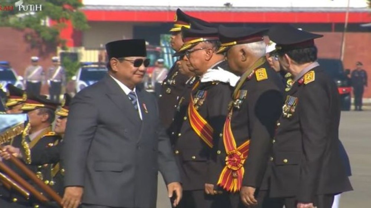 Presiden Prabowo Subianto memberikan kenaikan pangkat kehormatan kepada Ketua MPR RI periode 2013-2014 Irjen Pol (Purn) Sidarto Danusubroto, ⁠Ketua KPK periode 2015 Irjen Pol (Purn) Taufiequrachman Ruki dan ⁠Menteri Pendayagunaan Aparatur Negara (Menpan) periode 2004-2009 Brigjen Pol (Purn) Taufiq Effendi. (Foto: YouTube Sekretariat Presiden)