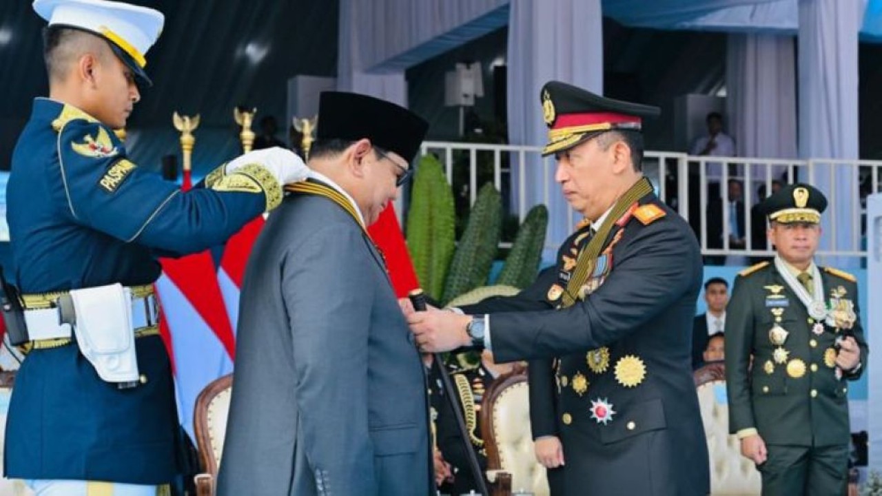 Presiden Prabowo Subianto menerima penganugerahan Medali Keamanan dan Keselamatan Publik (Loka Praja Samrakshana) pada Upacara Peringatan ke-80 Hari Bhayangkara Tahun 2026 di Lapangan Satuan Latihan Korps Brigade Mobil (Korbrimob), Cikeas, Kabupaten Bogor, pada Rabu, 1 Juli 2026. (Foto: Sekretariat Presiden)