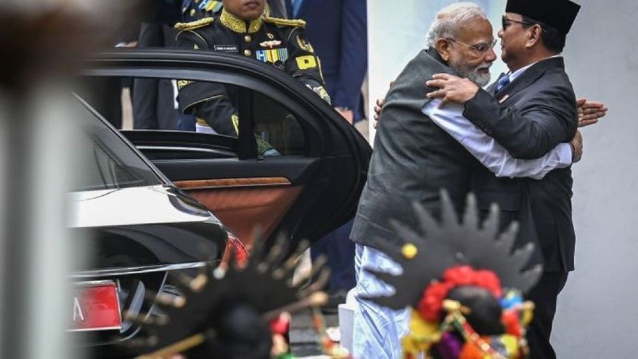 Presiden Prabowo Subianto (kanan) menyambut Perdana Menteri (PM) India Narendra Modi (kiri) saat tiba di Istana Merdeka, Jakarta, Selasa (7/7/2026). (Foto: ANTARA FOTO/Galih Pradipta/wsj)