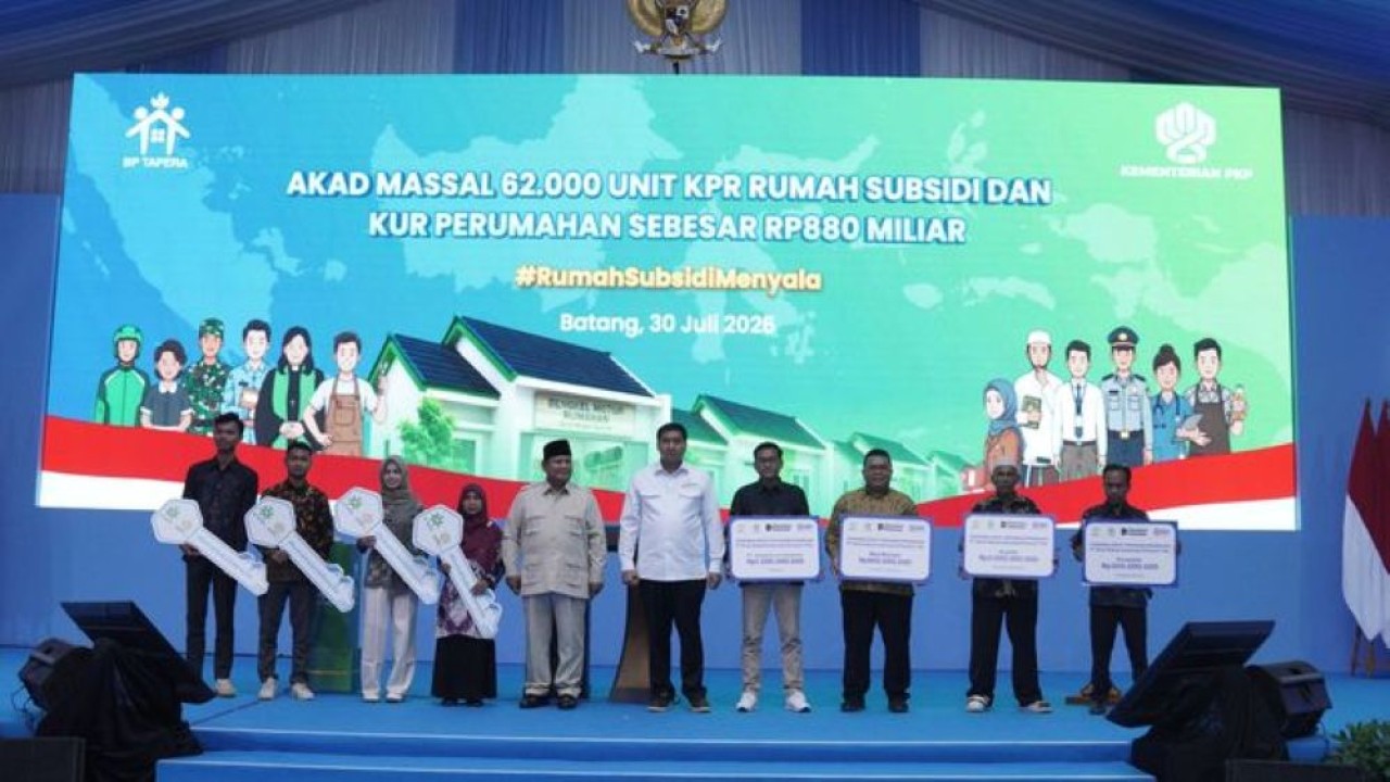 Presiden Prabowo Subianto menyaksikan pelaksanaan akad massal Kredit Pemilikan Rumah (KPR) melalui skema Fasilitas Likuiditas Pembiayaan Perumahan (FLPP) yang diikuti oleh 62.710 penerima, Kamis, 30 Juli 2026. (Foto: Dok/Istimewa/Bakom)