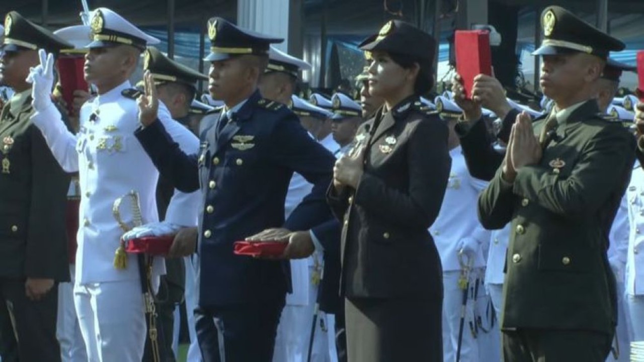 Presiden Prabowo Subianto resmi melantik 2.000 lulusan Akademi Militer (Akmil) dan Akademi Kepolisian (Akpol) menjadi perwira TNI-Polri dalam upacara prasetya perwira (Praspa). (Foto: Istimewa)