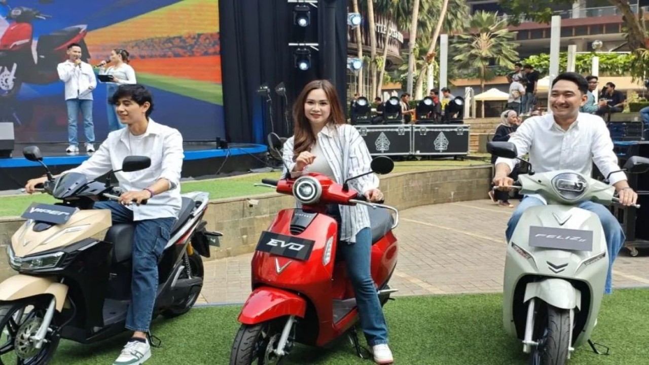 Tampilan tiga model motor listrik baru VinFast yang debut di Indonesia yakni VinFast Evo, VinFast Feliz II, dan VinFast Viper saat acara peluncuran di Jakarta, Sabtu (18/7/2026). (Foto: ANTARA/Farhan Arda Nugraha)
