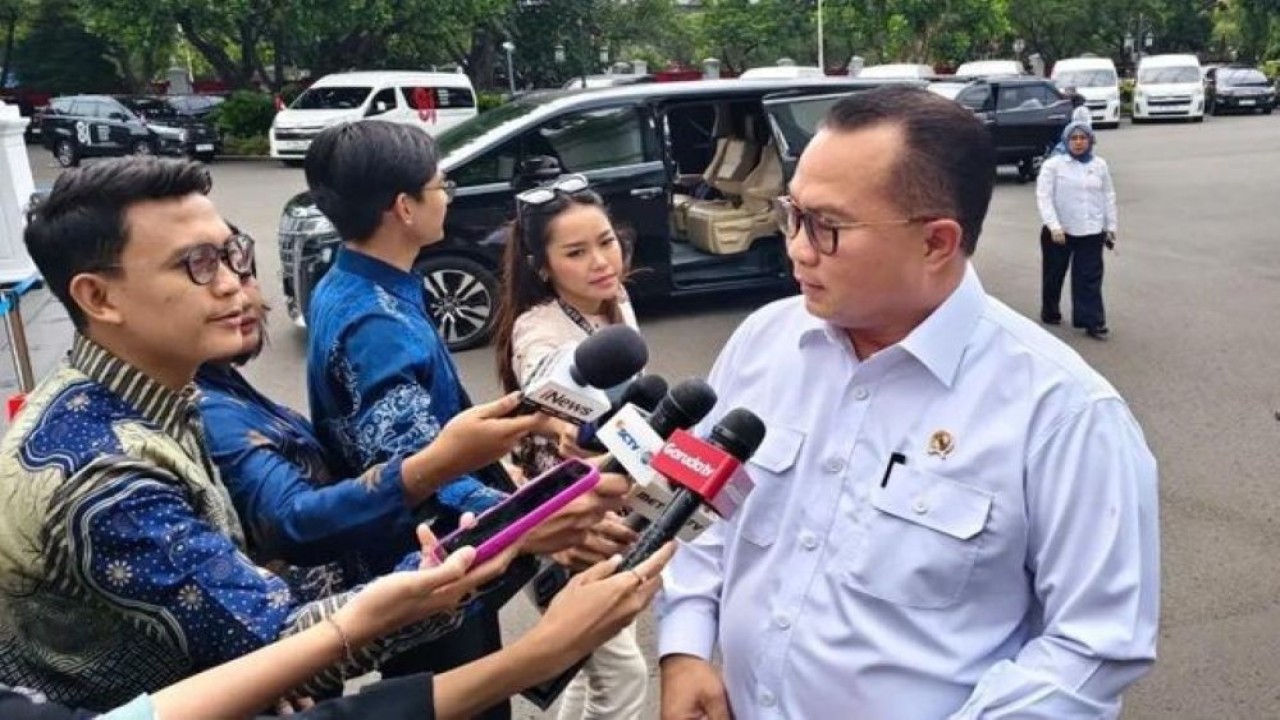 Kepala Badan Riset dan Inovasi Nasional (BRIN) Arif Satria menjawab pertanyaan wartawan di Kompleks Istana Kepresidenan. (Foto: Antara)