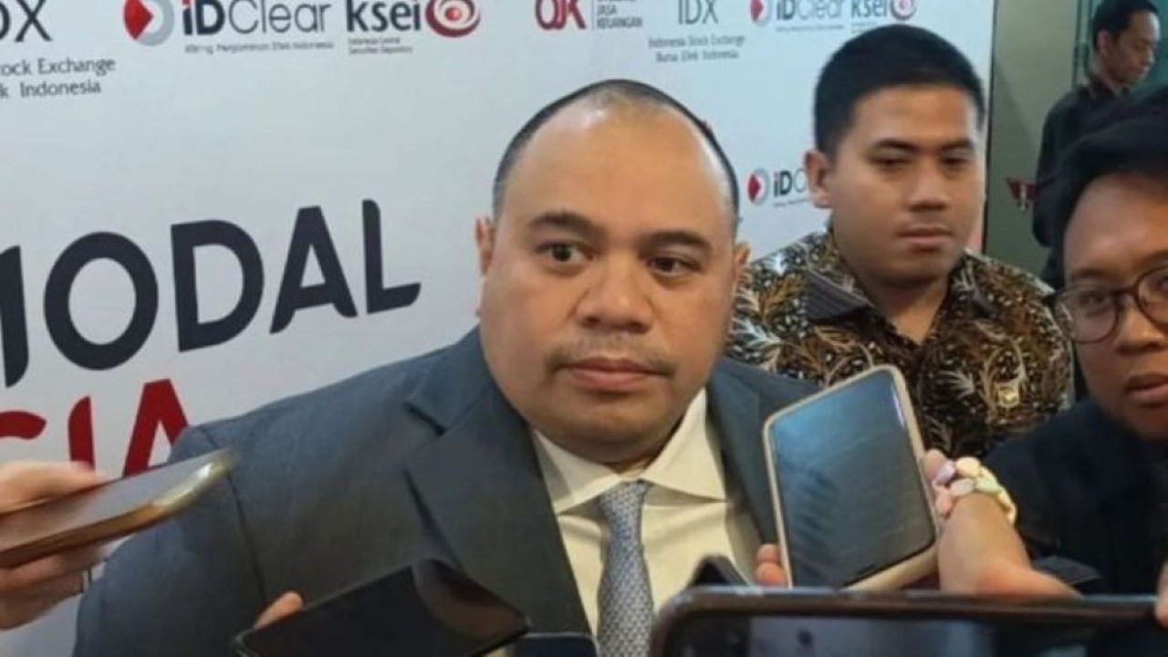 Chief Investment Officer (CIO) Danantara Indonesia, Pandu Sjahrir diwawancarai cegat Gedung PT Bursa Efek Indonesia (BEI), Jakarta, Senin (10/08/2026) (Foto: Antara)