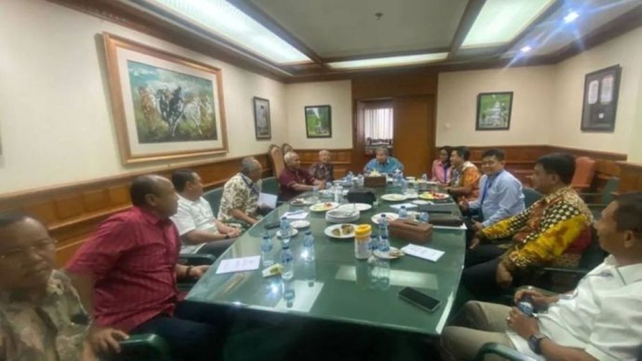 Pertemuan antara Kerukunan warga Banyumas yang tergabung dalam Seruan Eling Banyumas (Serulingmas) dan Fakultas Ekonomi dan Bisnis Universitas Islam Negeri (FEB UIN) Syarif Hidayatullah Jakarta dalam rangka koordinasi terkait penelusuran rekam jejak RM Margono Djojohadikoesoemo untuk diusulkan sebagai pahlawan nasional di Jakarta, Minggu (23/8/2026). (Foto: Antara)