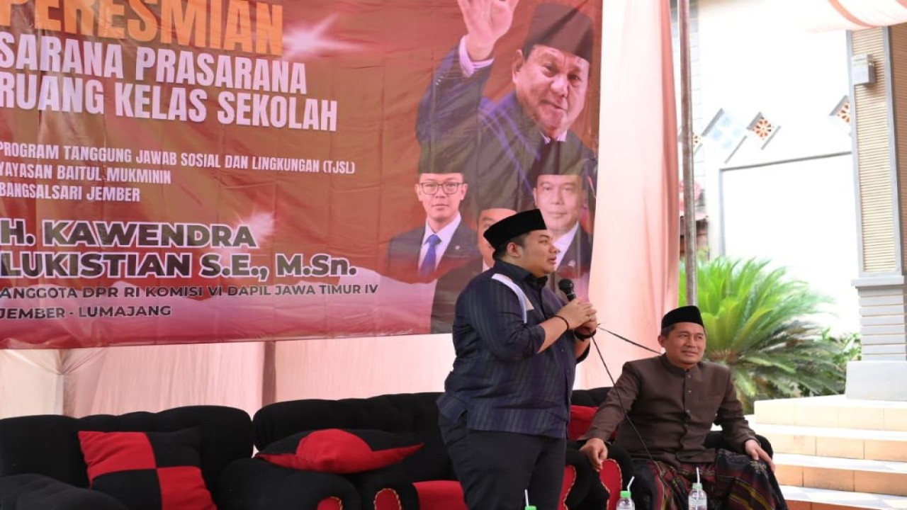 Anggota DPR RI Fraksi Partai Gerindra, Kawendra Lukistian, meresmikan ruang kelas baru di Yayasan Pendidikan Baitul Mukminin, Jember, Jawa Timur pada Kamis (6/8/26). (Istimewa)