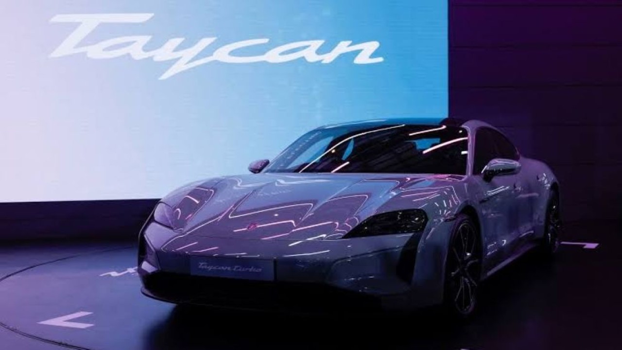 Perusahaan menegaskan Porsche Taycan belum akan disetop. (Foto: Reuters)