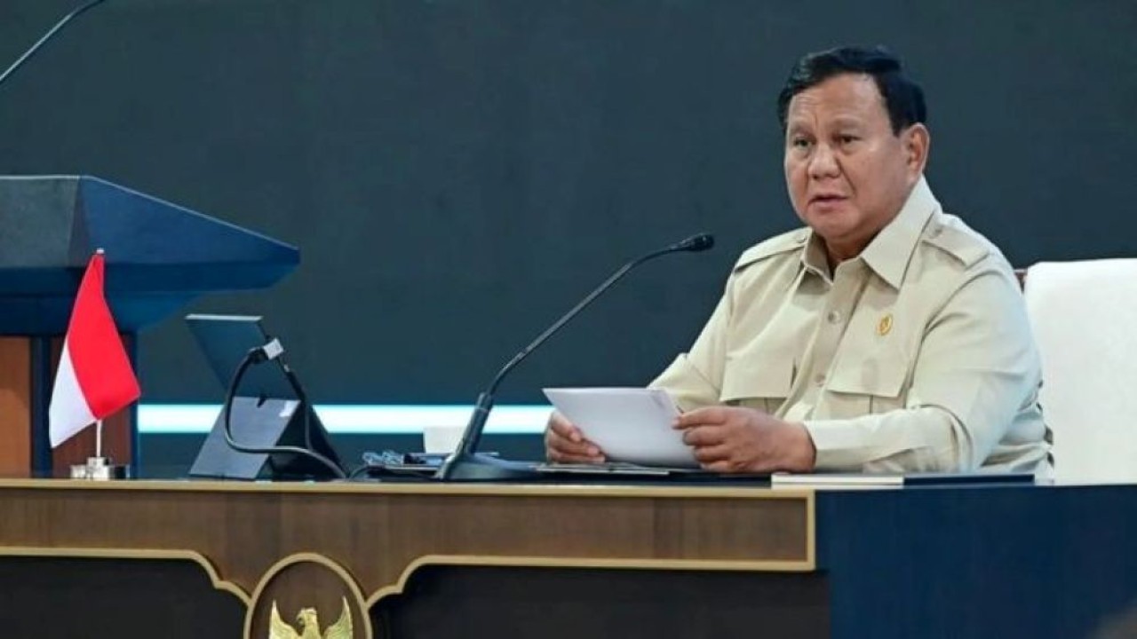 Arsip - Presiden Prabowo Subianto memberikan taklimat kepada 150 ilmuwan Badan Riset dan Inovasi Nasional (BRIN) di halaman tengah Istana Kepresidenan RI, Jakarta. (Foto: Antara)