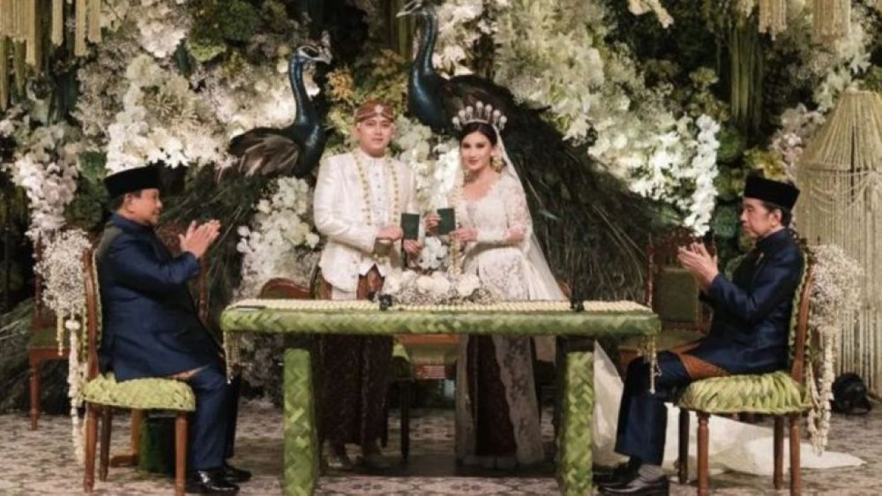 Presiden Prabowo Subianto (kiri) dan Presiden ke-7 RI Joko Widodo (kanan) saat menjadi saksi prosesi akad nikah Kepala Sekretaris Pribadi Presiden Prabowo, Rizky Irmansyah dengan Chika Yenalovi di JCC, Senayan, Jakarta, Minggu (23/8/2026). (Foto: Antara)