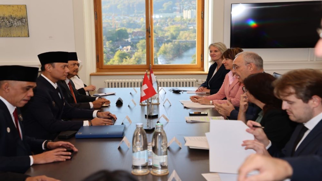 Menteri Koordinator Bidang Infrastruktur dan Pembangunan Kewilayahan Agus Harimurti Yudhoyono (AHY) bertemu Presiden Konfederasi Swiss Guy Parmelin