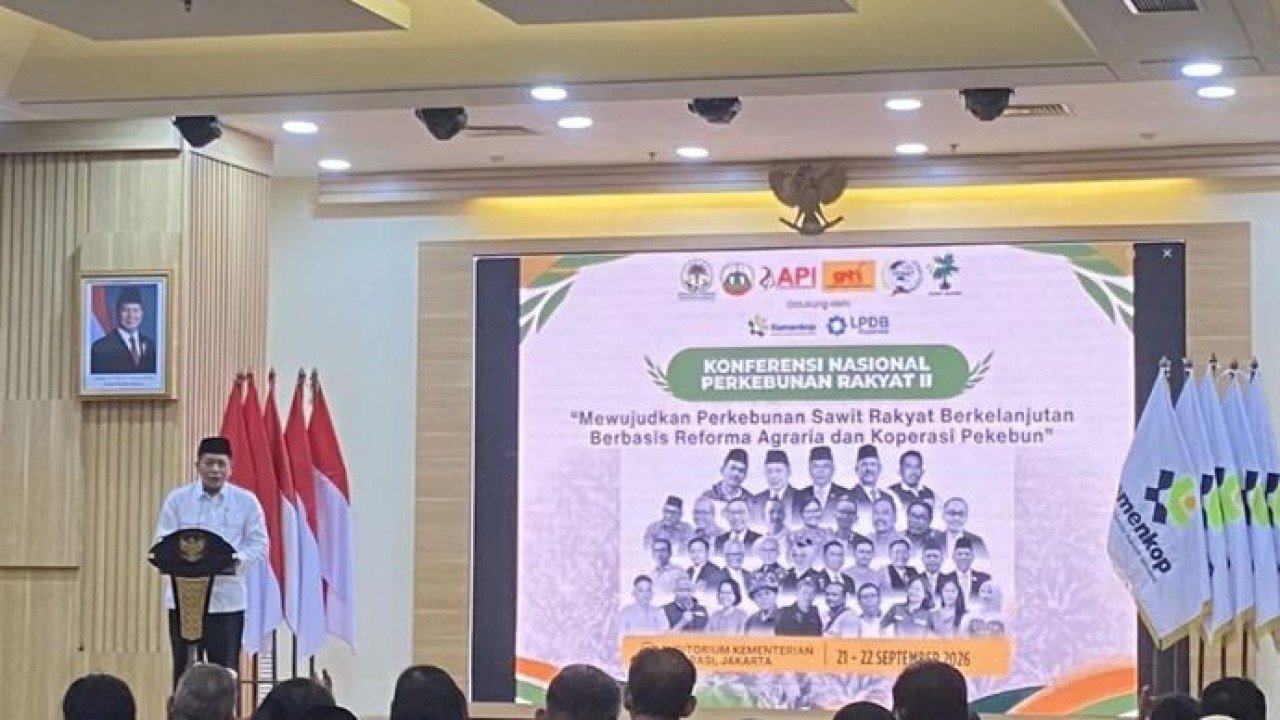 Menteri Koperasi Ferry Juliantono menyampaikan sambutan dalam Konferensi Nasional Perkebunan Rakyat II di Kantor Kementerian Koperasi (Kemenkop), Jakarta, Senin, 21 September 2026. (Antara)