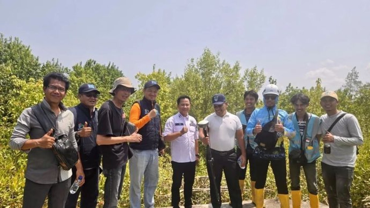Pemerintah Kabupaten Ogan Komering Ilir (OKI), Sumatera Selatan, bersama PT PLN (Persero) Unit Induk Distribusi Sumatera Selatan, Jambi, dan Bengkulu (UID S2JB) mempercepat pembangunan 13 Pembangkit Listrik Tenaga Surya (PLTS) Komunal di sejumlah desa wilayah pesisir. (Pemkab OKI)