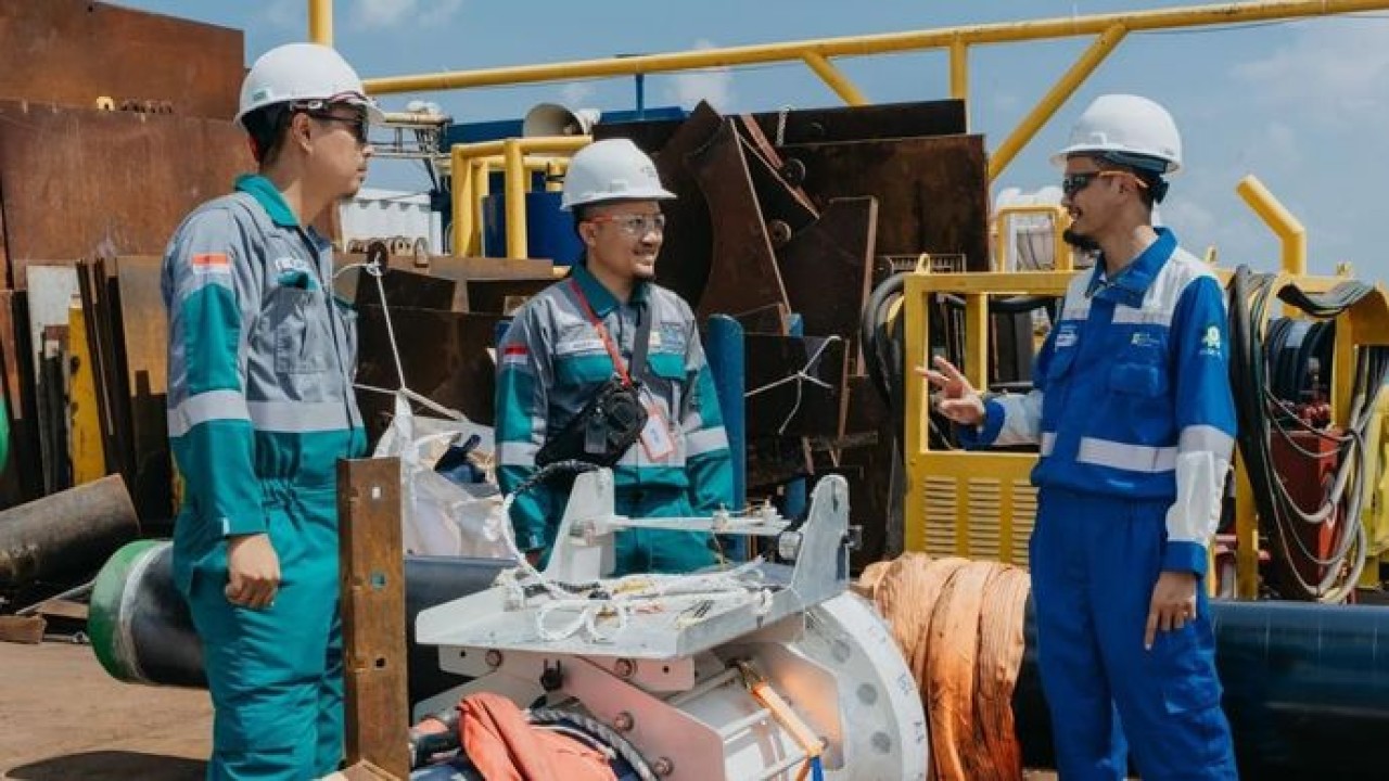 General Manager Unit Pelaksana Proyek Gas dan BBM PT PLN EPI Agus Purnomo (tengah) berdiskusi dengan Tenaga Ahli Proyek PLN EPI untuk memastikan pelaksanaan pekerjaan sesuai dengan kualitas dan standar operasional keselamatan pada proyek pipa gas West Natuna Transportation System (WNTS) Pemping. (Antara)