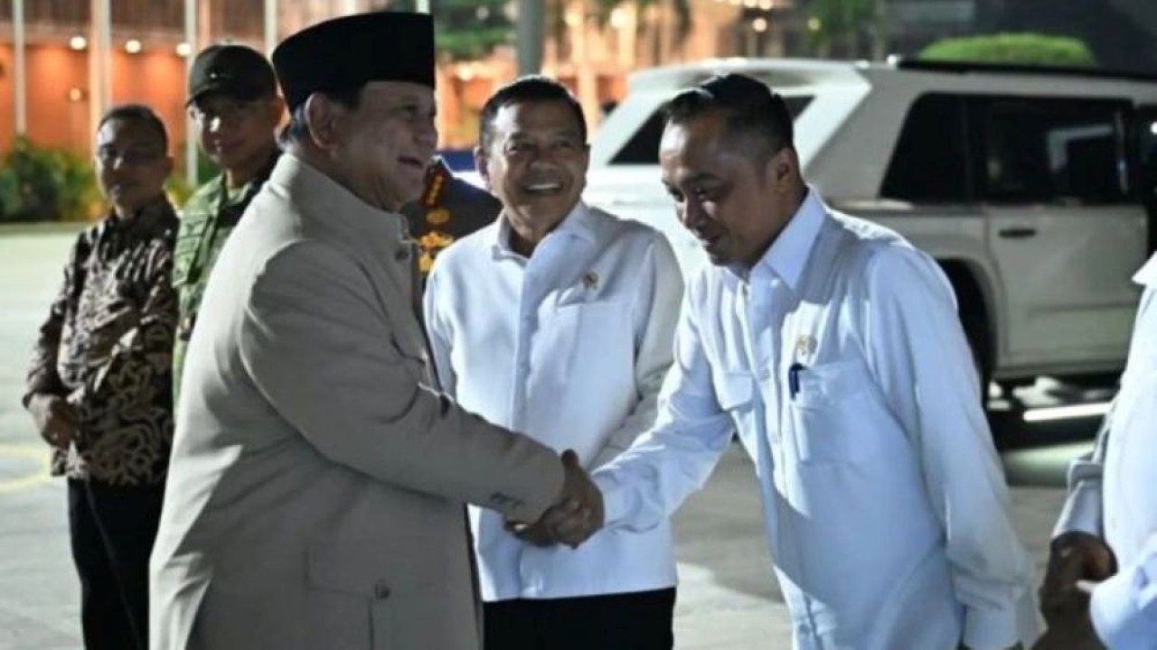 Presiden Prabowo Subianto (kiri) menyalami Menteri Sekretaris Negara (Mensesneg) Prasetyo Hadi sebelum naik pesawat Garuda Indonesia-1 di Lanud Halim Perdanakusuma, Jakarta, Selasa, 1 September 2026 untuk berangkat menuju Vladivostok, Rusia. (Foto: Antara)