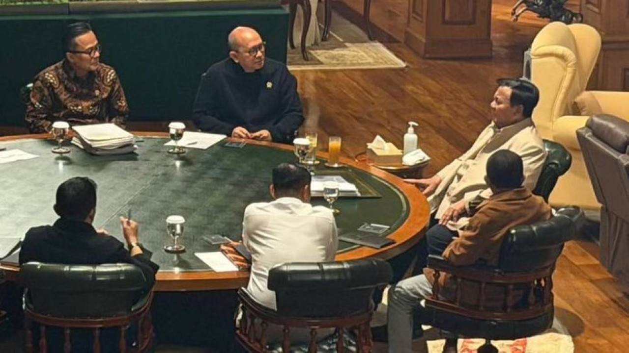 Presiden Prabowo Subianto menerima Menteri Investasi dan Hilirisasi/Kepala Badan Koordinasi Penanaman Modal (BKPM) sekaligus Chief Executive Officer (CEO) Danantara Rosan Roeslani, Menteri Energi dan Sumber Daya Mineral (ESDM) Bahlil Lahadalia, serta jajaran Danantara di kediamannya di Hambalang, Kabupaten Bogor, Provinsi Jawa Barat, Jumat, 4 September 2026. (Foto: Istimewa)