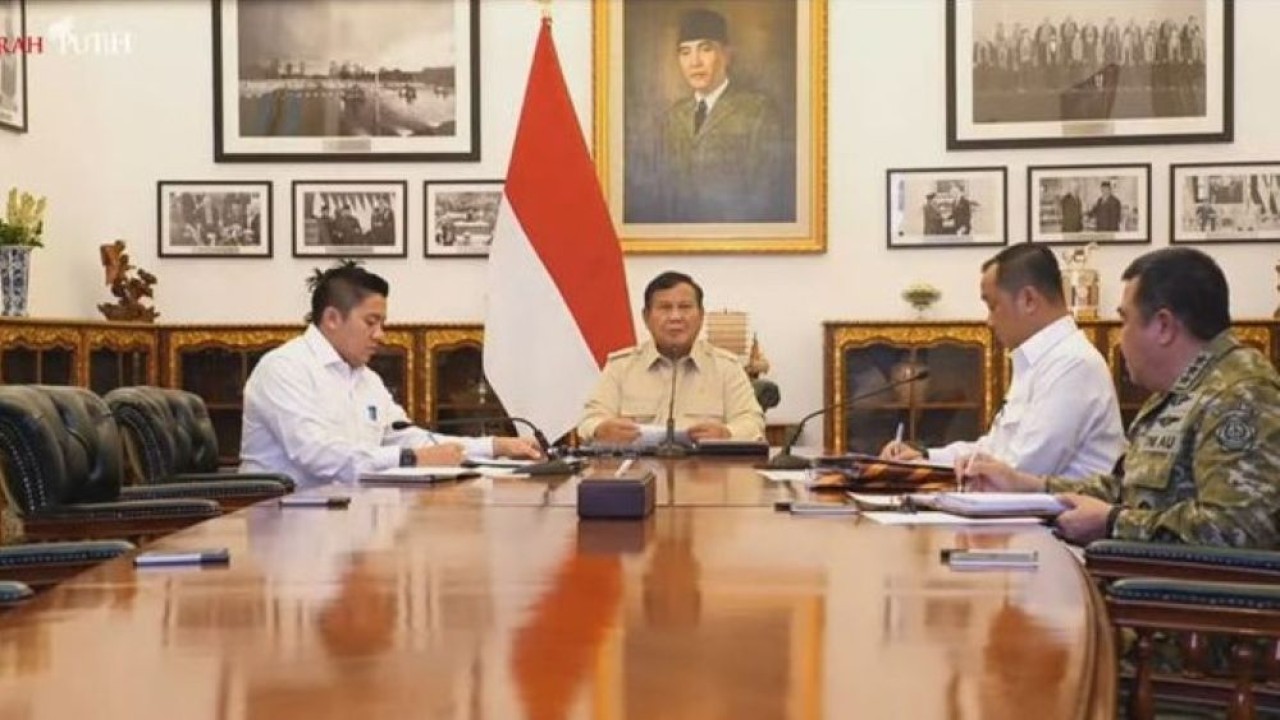 Presiden Prabowo memimpin rapat terbatas penanganan bencana alam gempa NTT, erupsi Anak Gunung Krakatau, dan perkembangan penanganan Karhutla dengan para Kepala Daerah. (Foto: Istimewa)