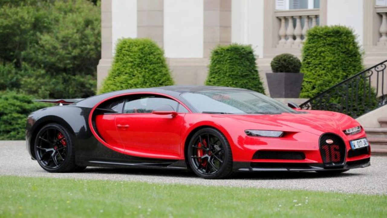 Mobil sport Bugatti Chiron terparkir di depan kantor pusat perusahaan, Chateau St. Jean di Molsheim, Prancis, 6 Juni 2019. (Foto: Dok/Arnd Wiegmann/Reuters)