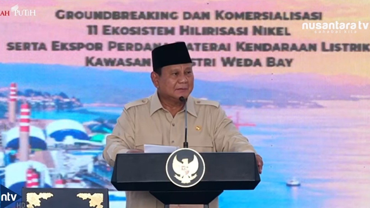 Presiden Prabowo Subianto dalam acara "Groundbreaking dan Komersialisasi 11 Ekosistem Hilirisasi Nikel serta Ekspor Perdana Baterai Kendaraan Listrik" di Kawasan Industri Weda Bay, Halmahera Tengah, Maluku Utara.