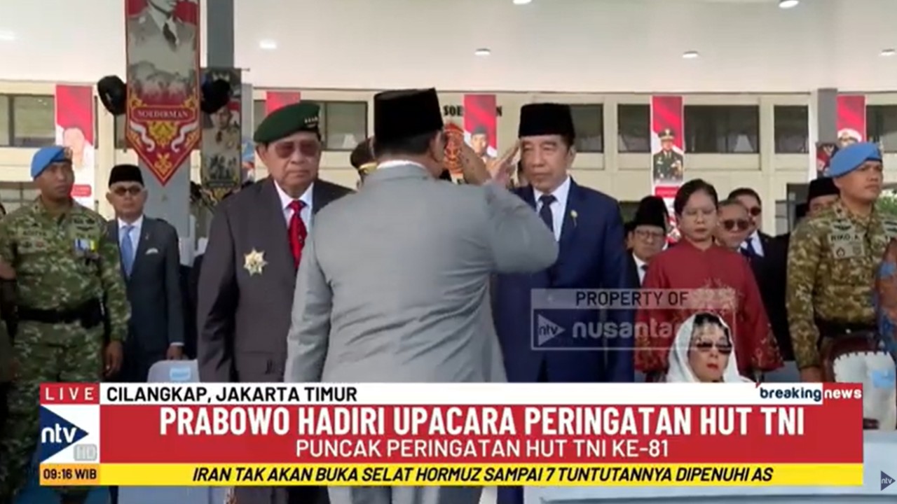 Presiden Prabowo Subianto beri sikap hormat serta salami Presiden ke-6 RI Susilo Bambang Yudhoyono dan Presiden ke-7 RI Joko Widodo
